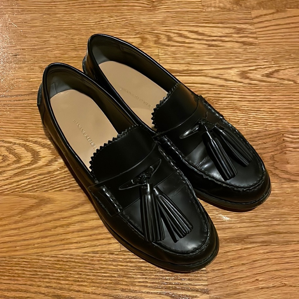 SOLD Banana Republic Penny Loafer w/ Tassels Black 6.5